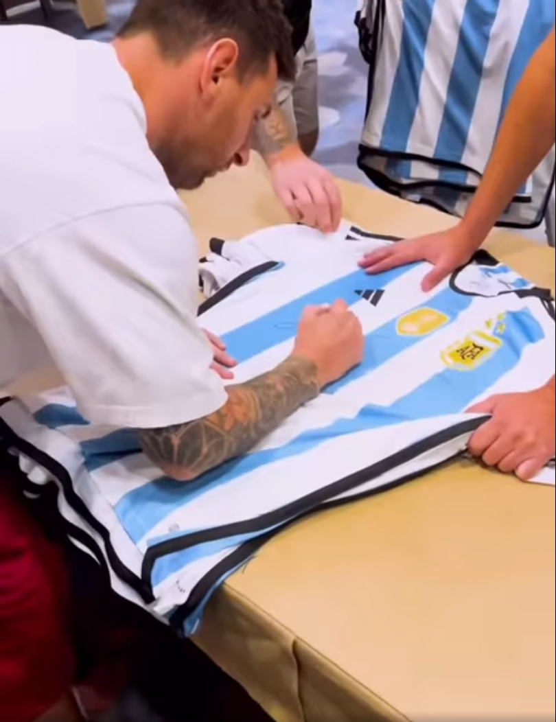 Lionel Messi is always trying to make people happy. He did a heartwarming thing by giving jerseys to fans, which made them happy and took away his tiredness. 4