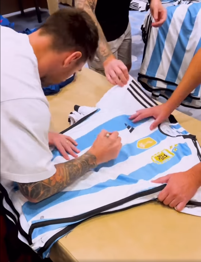 Lionel Messi is always trying to make people happy. He did a heartwarming thing by giving jerseys to fans, which made them happy and took away his tiredness. 5