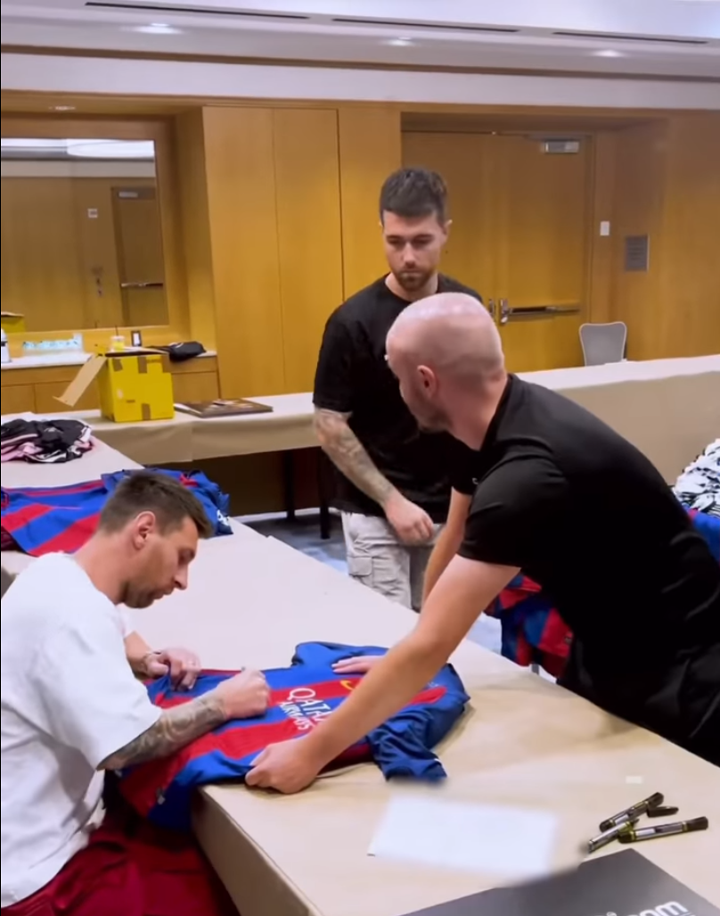 Lionel Messi is always trying to make people happy. He did a heartwarming thing by giving jerseys to fans, which made them happy and took away his tiredness. 7